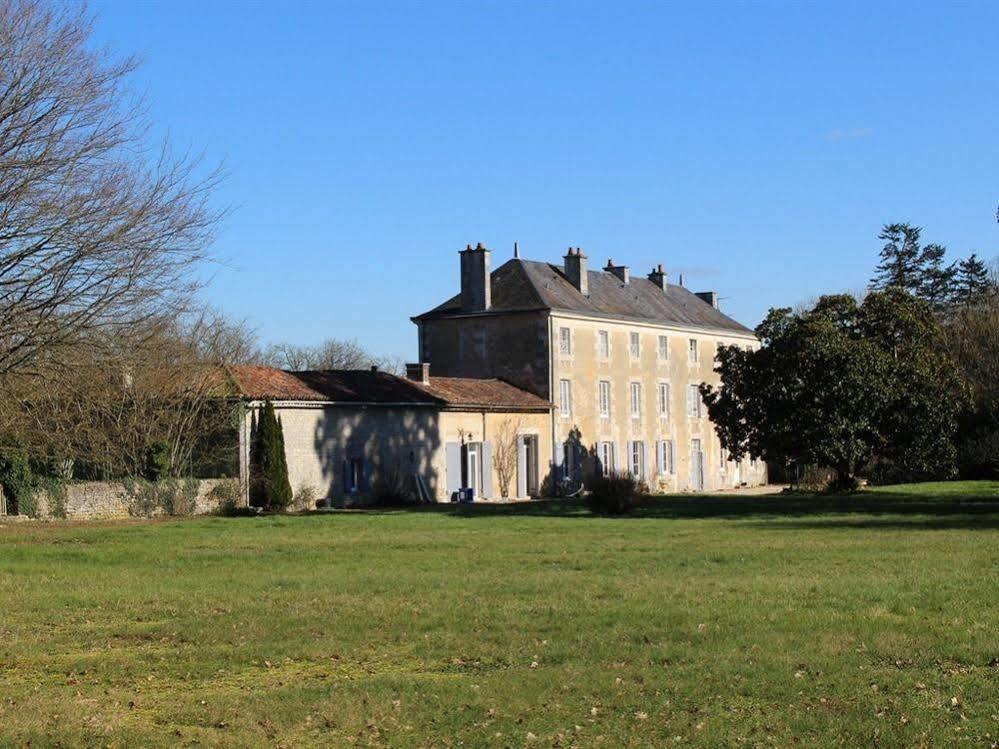 Chateau De La Touche Bed and Breakfast Savigny-Lévescault Exteriör bild